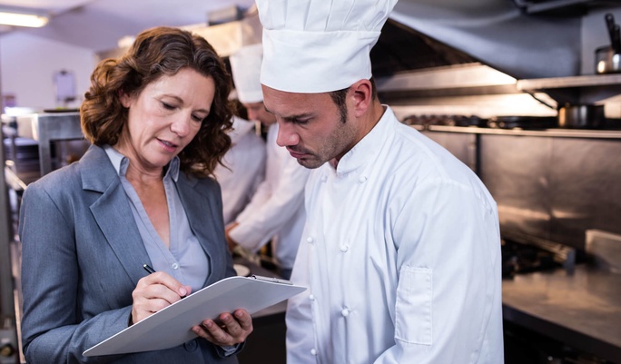 Como reduzir custos com o serviço em um restaurante?